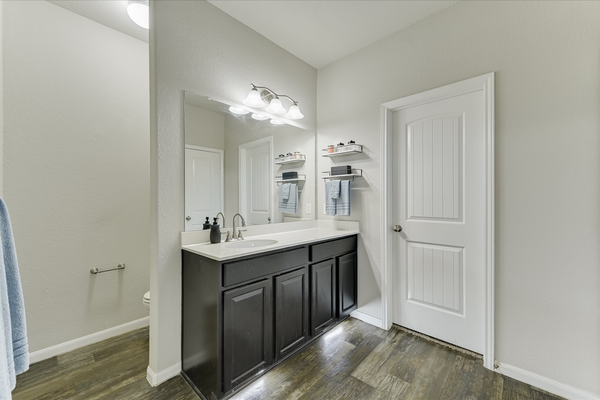 725 Pinnacle Drive Georgetown, TX 78626 - Photo 11 of 20 a bathroom with a sink and a mirror