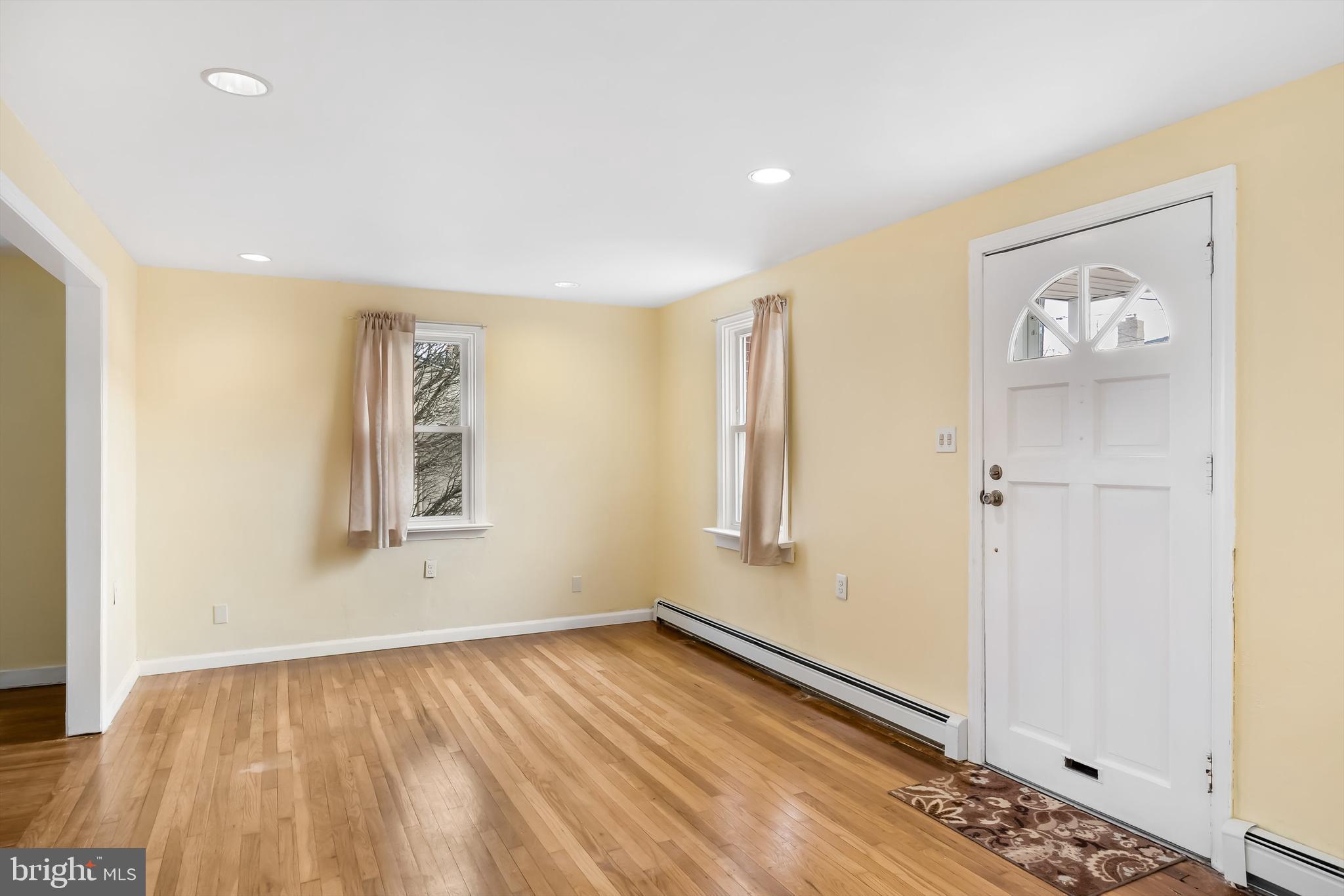 33 Lejune Road Cinnaminson, NJ 08077 - Photo 4 of 28 Living Room