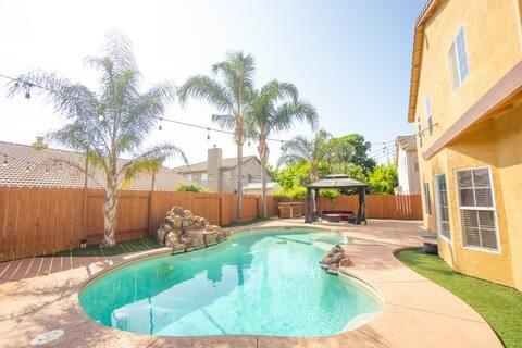 1180 Sanborn Road Yuba City, CA 95993 - Photo 20 of 26 a swimming pool with outdoor seating