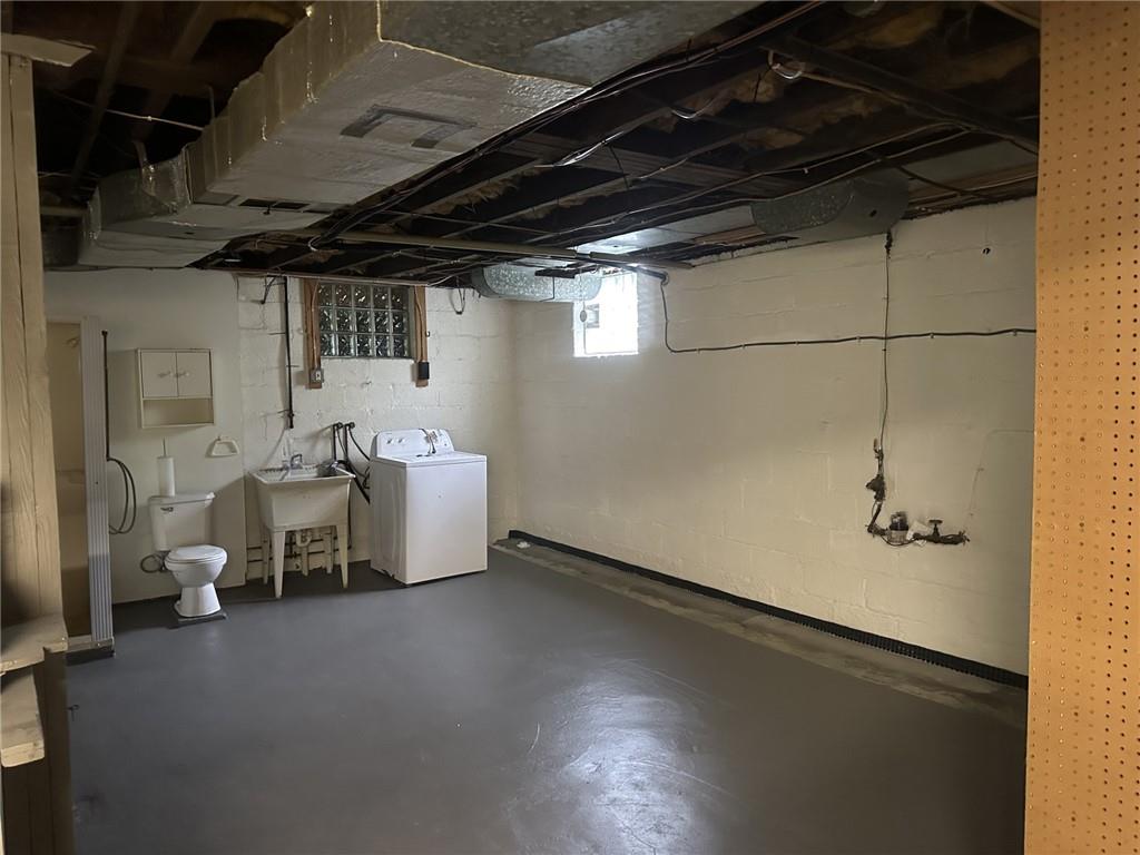 373 Goldsmith Road Pittsburgh, PA 15237 - Photo 30 of 40 a utility room with dryer and washer