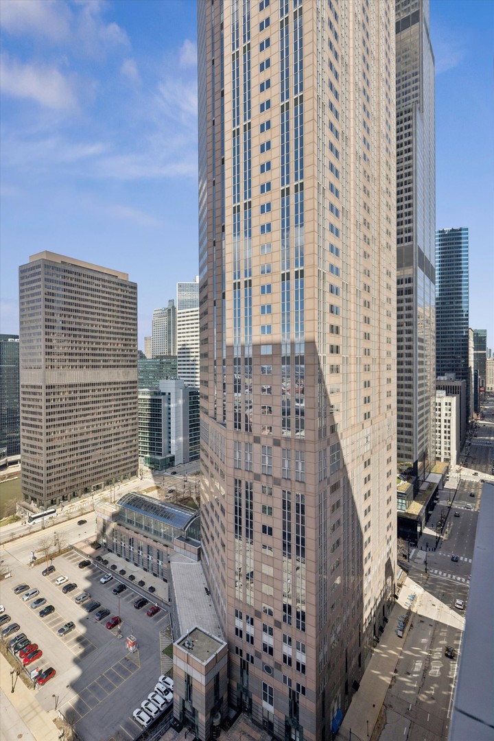 235 West Van Buren Street, Unit 2513 Chicago, IL 60607 - Photo 17 of 18 a view of a city with tall buildings