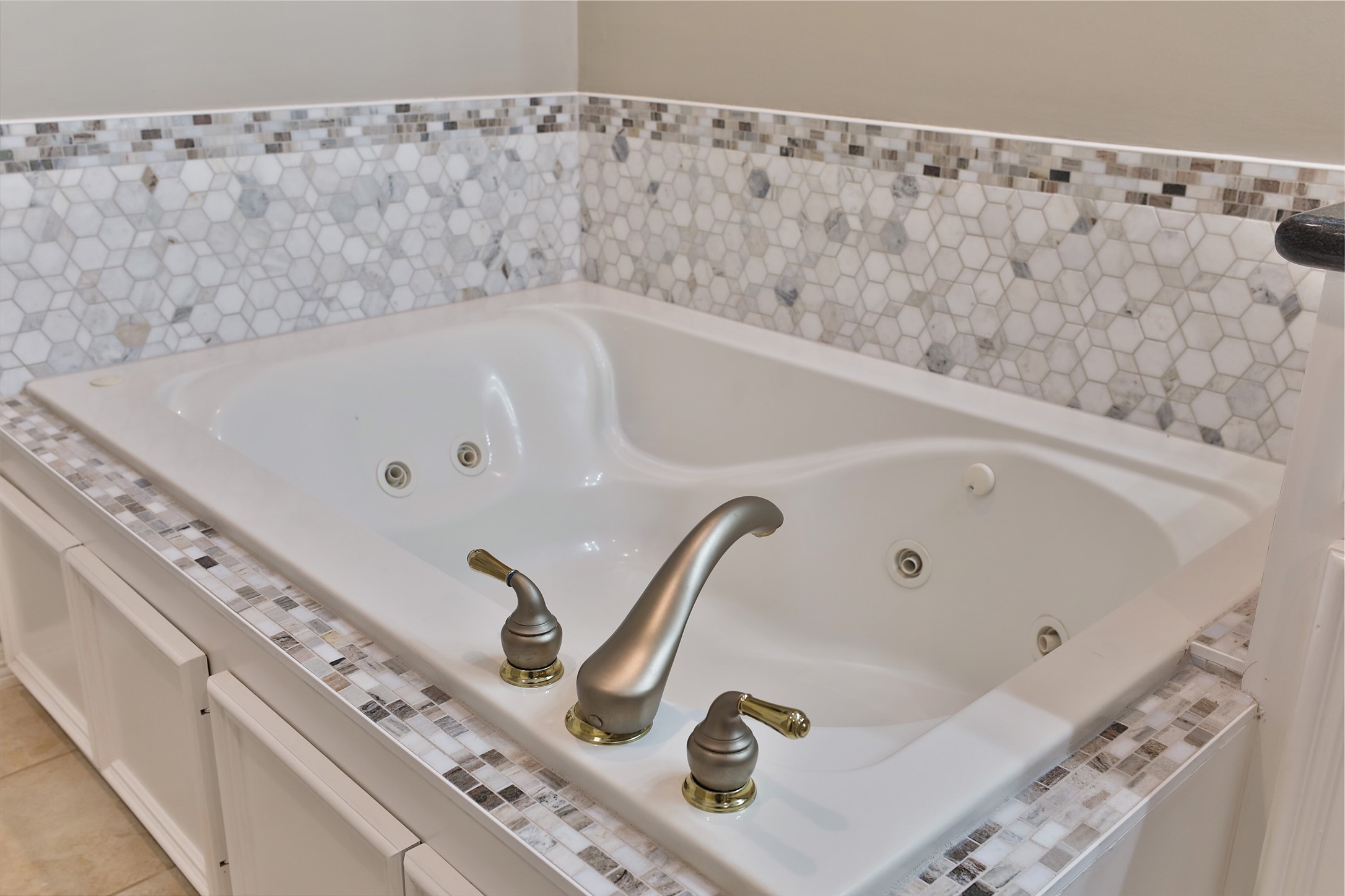 826 East 29th Street Houston, TX 77009 - Photo 18 of 32 Jetted tub.
