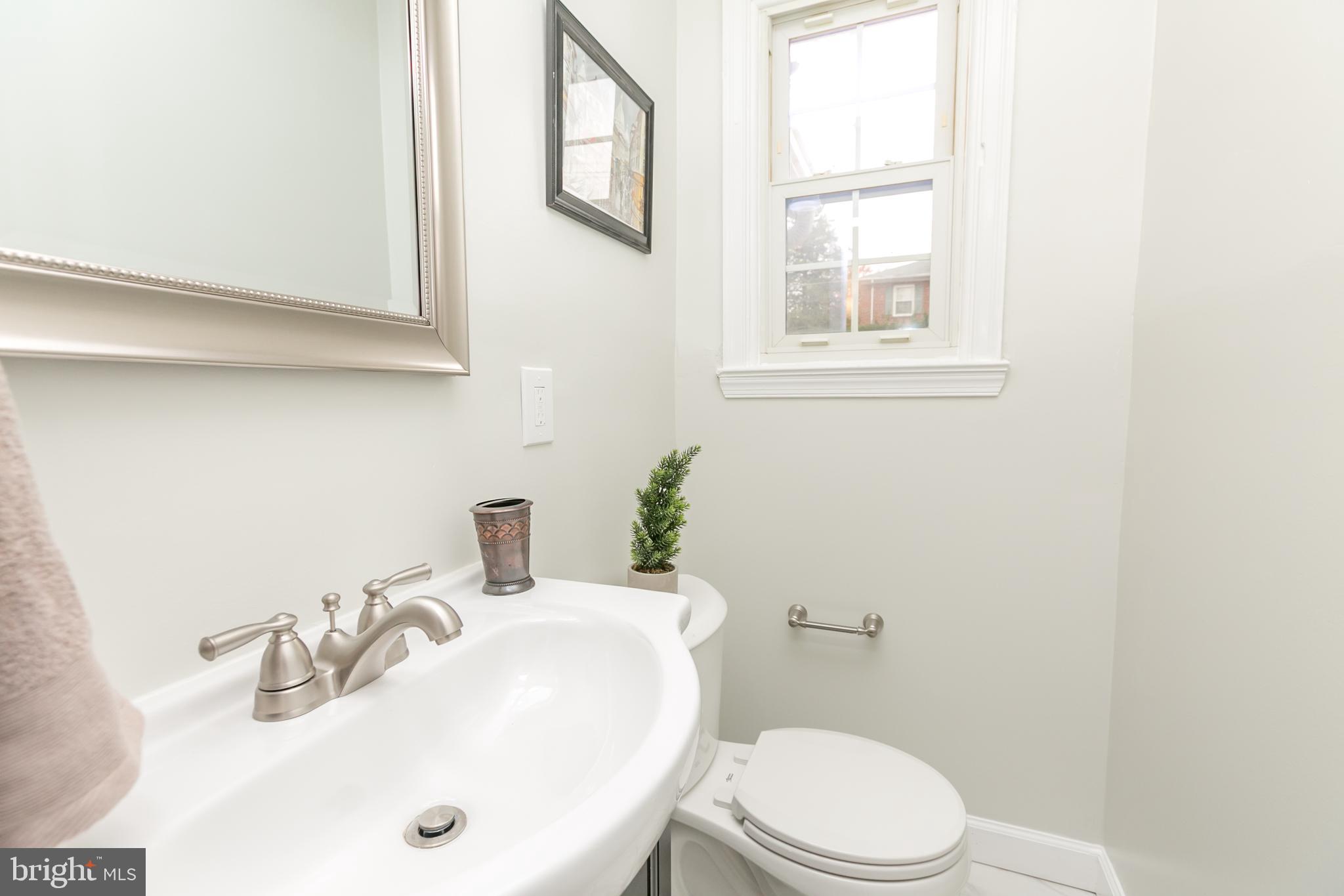 706 Kingston Road Baltimore, MD 21212 - Photo 14 of 39 Half bath main floor