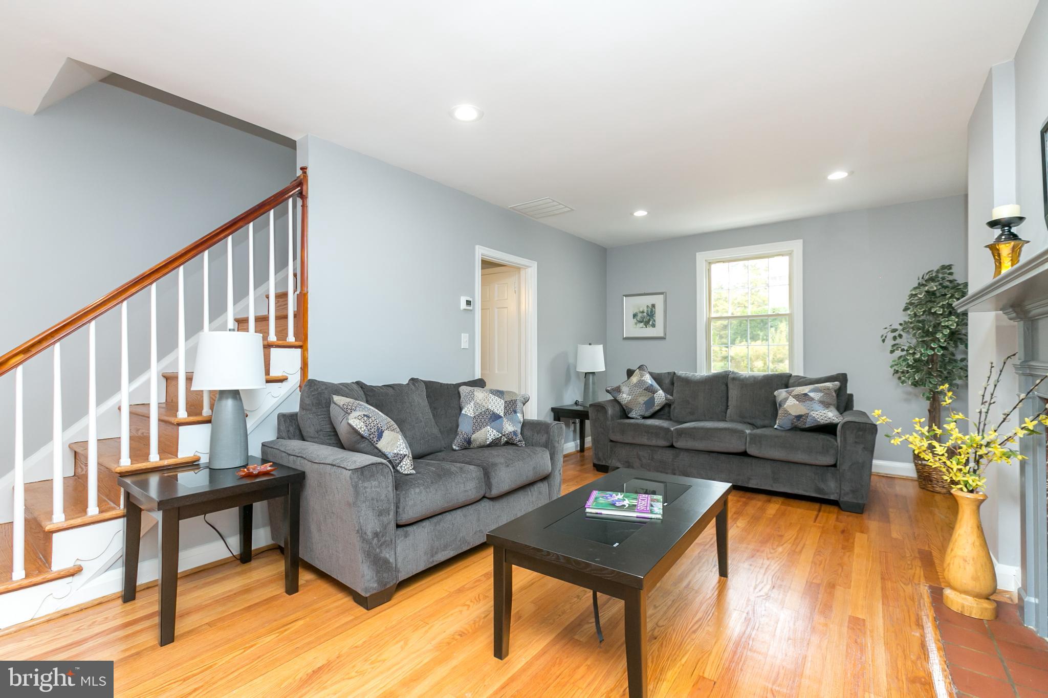 706 Kingston Road Baltimore, MD 21212 - Photo 3 of 39 Living room