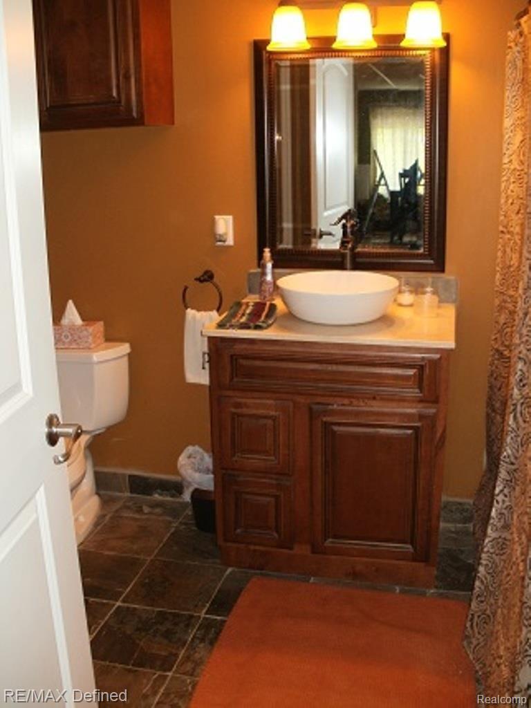 10368 Jossman Road Goodrich, MI 48438 - Photo 34 of 37 10368 Jossman bsmt full bath.jpg