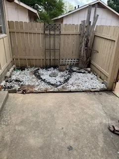 a view of a backyard