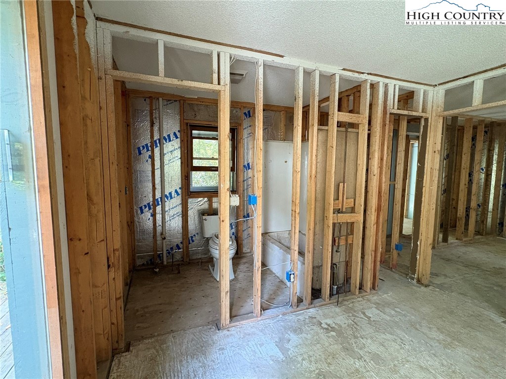 254 River Road Newland, NC 28657 - Photo 5 of 17