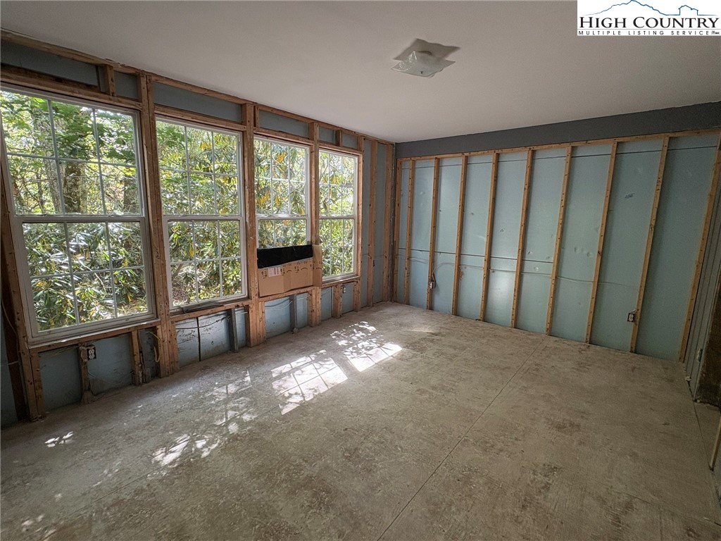 254 River Road Newland, NC 28657 - Photo 6 of 17