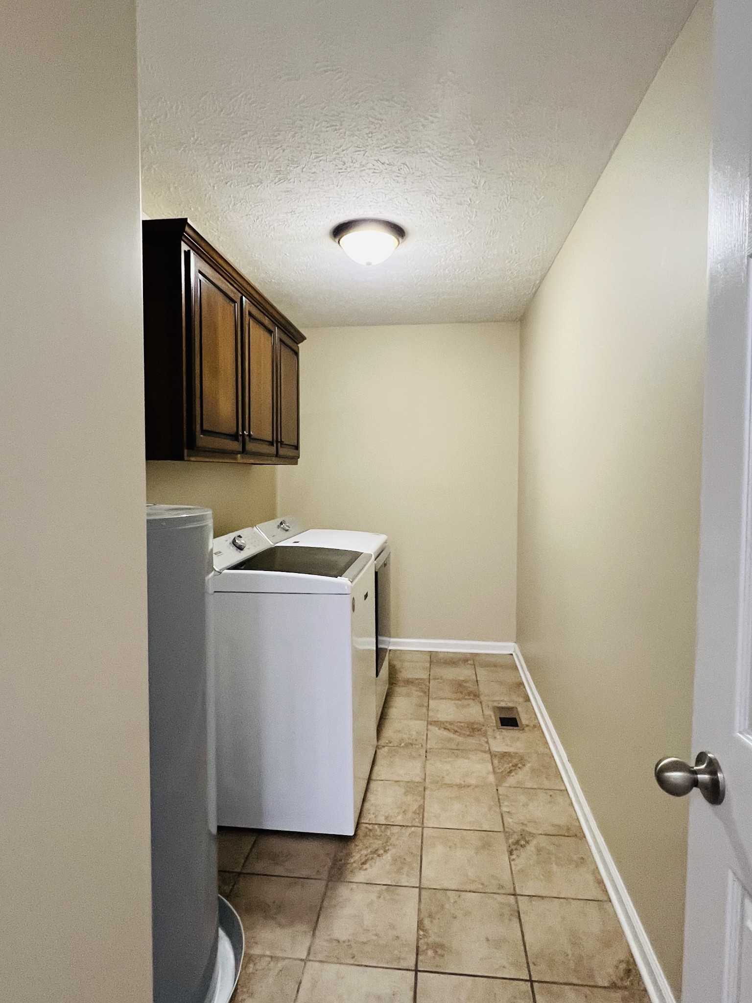 663 Jackson Road Portland, TN 37148 - Photo 29 of 32 a utility room with a sink a cabinetry and a stove top oven