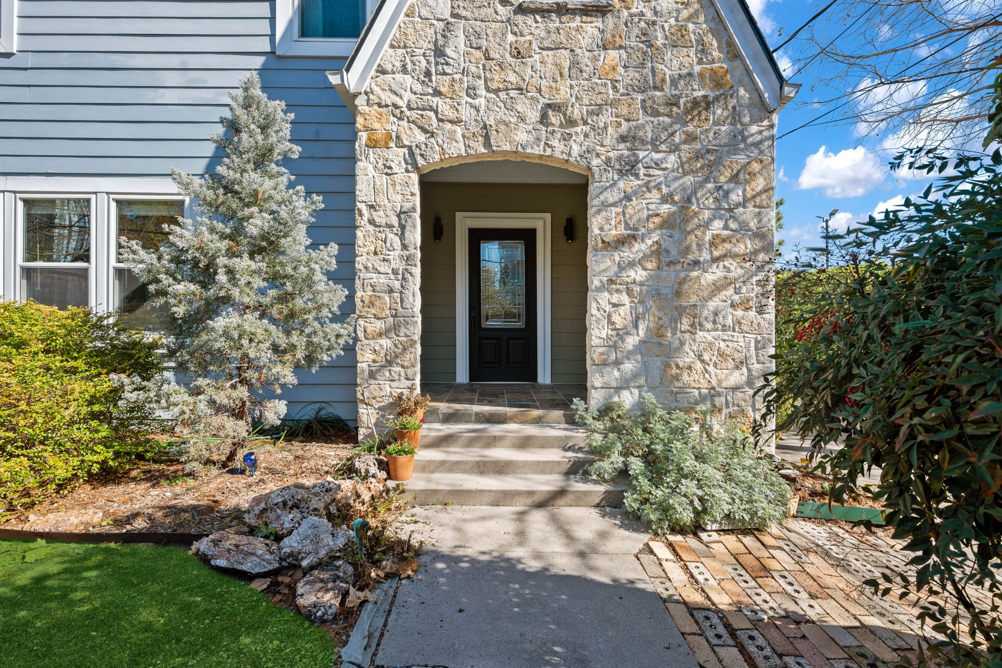 1831 Palm Street Houston, TX 77004 - Photo 4 of 27 Charming home entrance featuring a stone entryway and a welcoming front door.