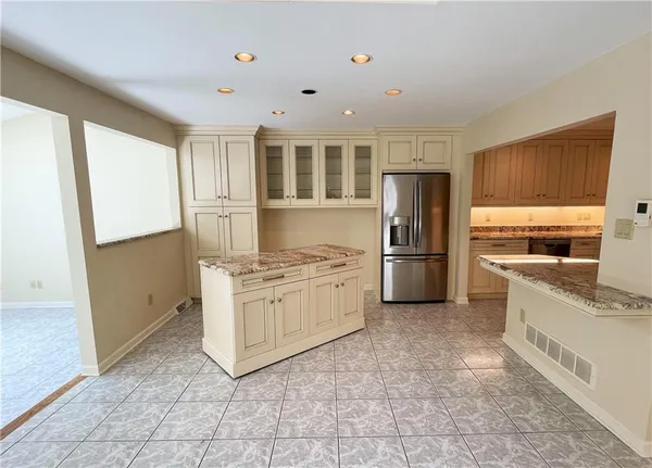a view of a big room with closet and windows
