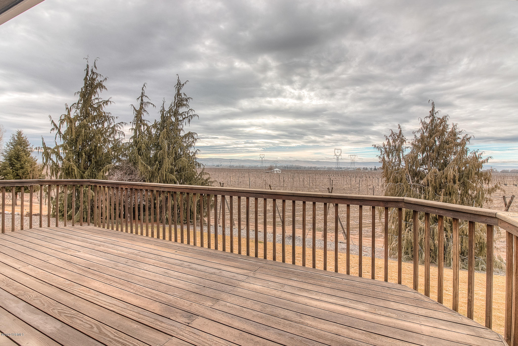 630 Belma Road Grandview, WA 98930 - Photo 11 of 71 a balcony with wooden floor and fence