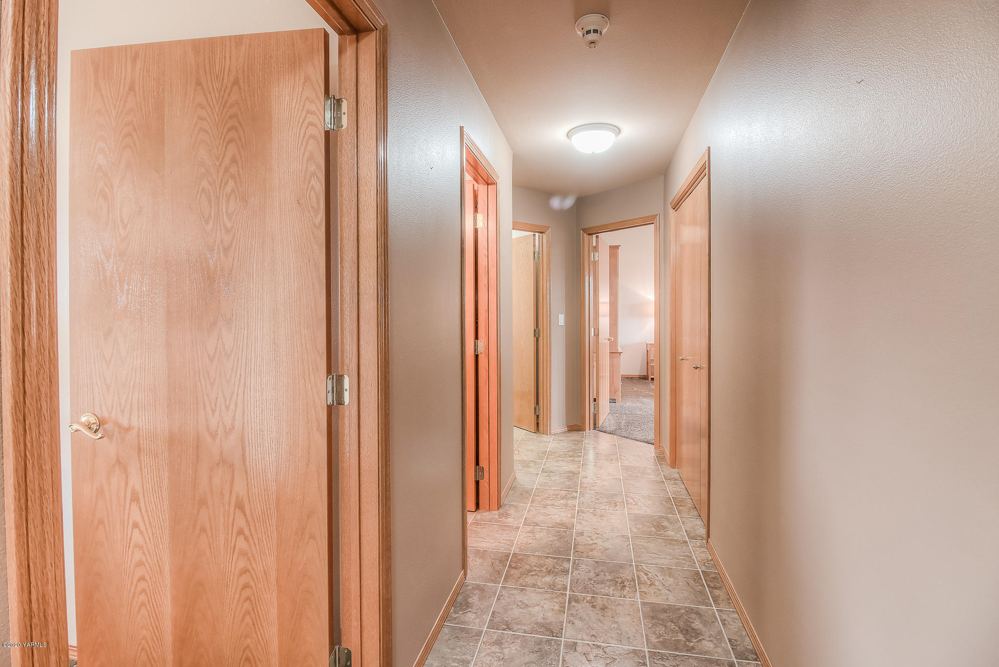 630 Belma Road Grandview, WA 98930 - Photo 18 of 71 a view of a hallway