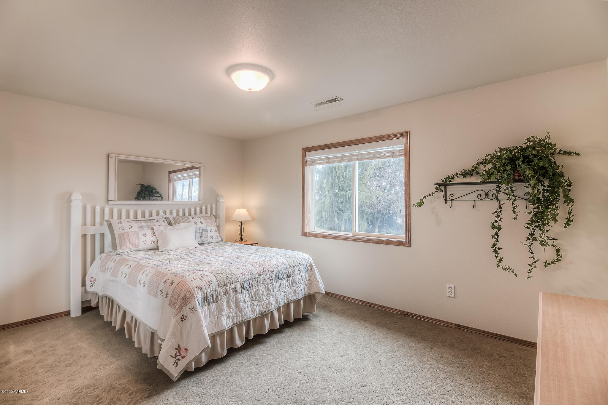 630 Belma Road Grandview, WA 98930 - Photo 26 of 71 a bedroom with a bed and a window