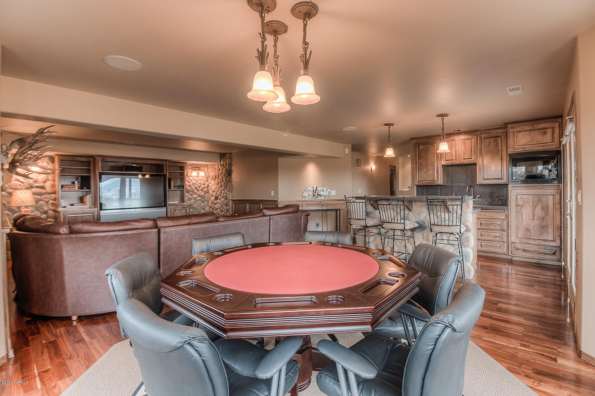 630 Belma Road Grandview, WA 98930 - Photo 28 of 71 a kitchen with a table chairs stove and kitchen view