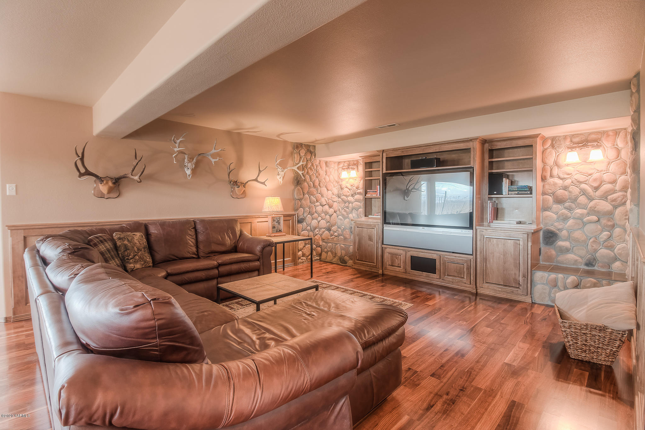630 Belma Road Grandview, WA 98930 - Photo 29 of 71 a living room with furniture and a wooden floor