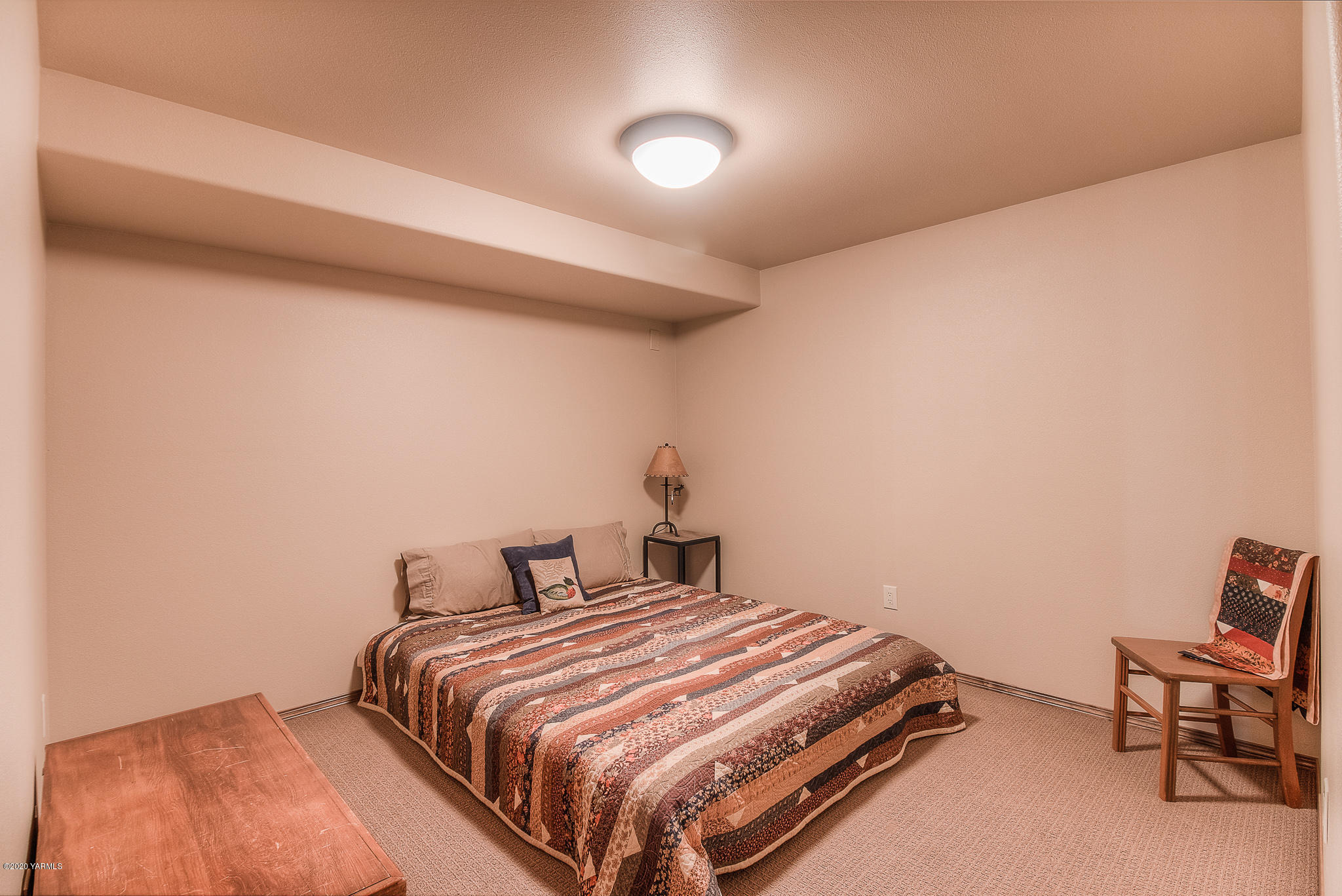 630 Belma Road Grandview, WA 98930 - Photo 39 of 71 a bedroom with a bed and a chair