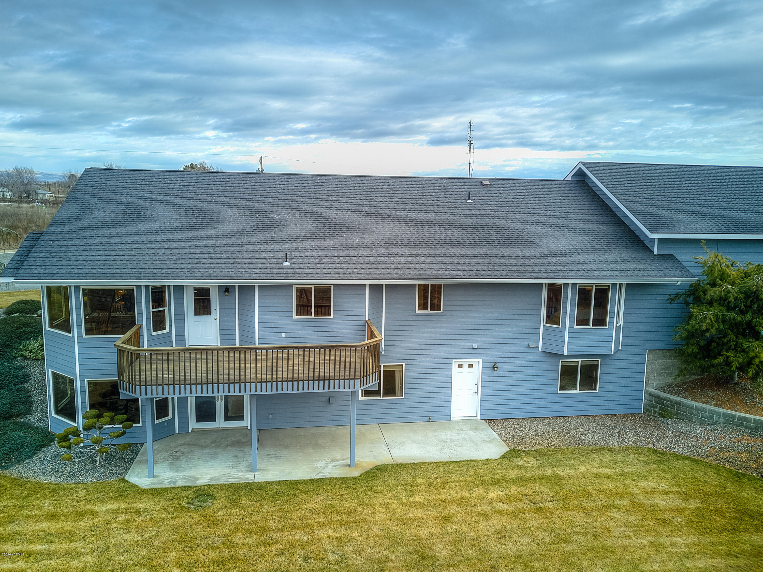 630 Belma Road Grandview, WA 98930 - Photo 47 of 71 a front view of a house with a yard