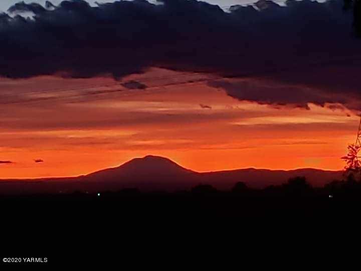 630 Belma Road Grandview, WA 98930 - Photo 63 of 71 a view of sunset and a mountain