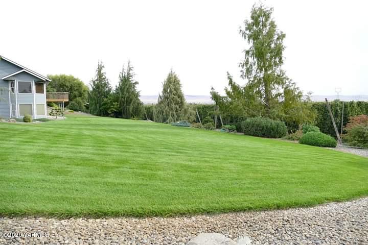 630 Belma Road Grandview, WA 98930 - Photo 69 of 71 a backyard of a house with lots of green space