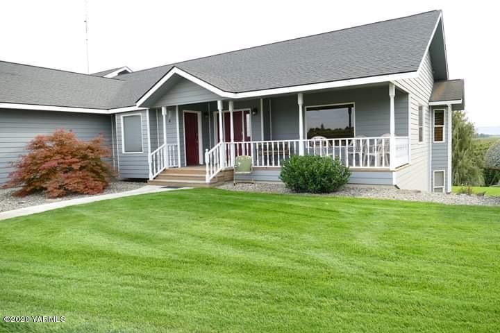 630 Belma Road Grandview, WA 98930 - Photo 71 of 71 a front view of a house with garden