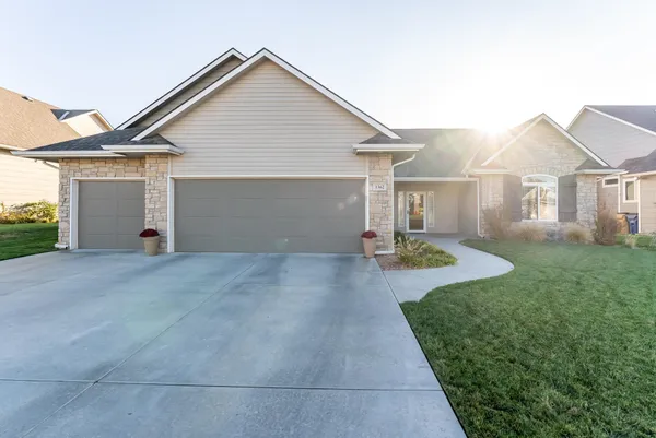 $392,500 | 1362 Lookout Circle, Derby, KS 67037