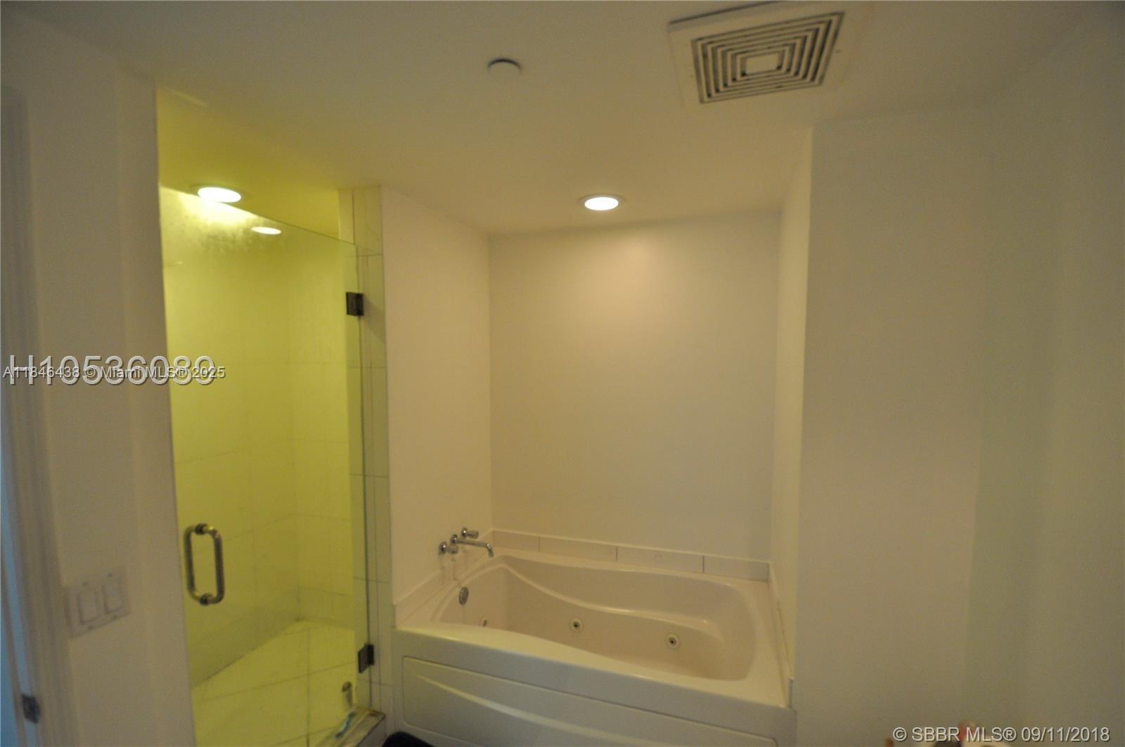 500 Brickell Avenue, Unit 2204 Miami, FL 33131 - Photo 18 of 19 a bathroom with a bathtub