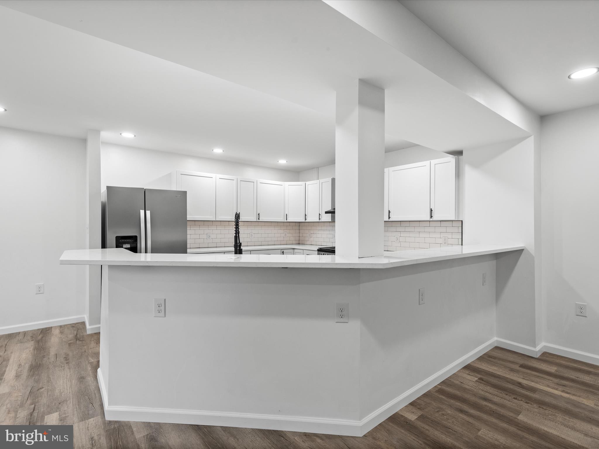 700 Moores Avenue Cambridge, MD 21613 - Photo 2 of 44 Peninsula eating/entertaining area