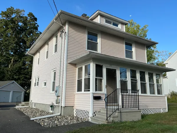 $3,200 | 35 West Street, Cromwell, CT 06416