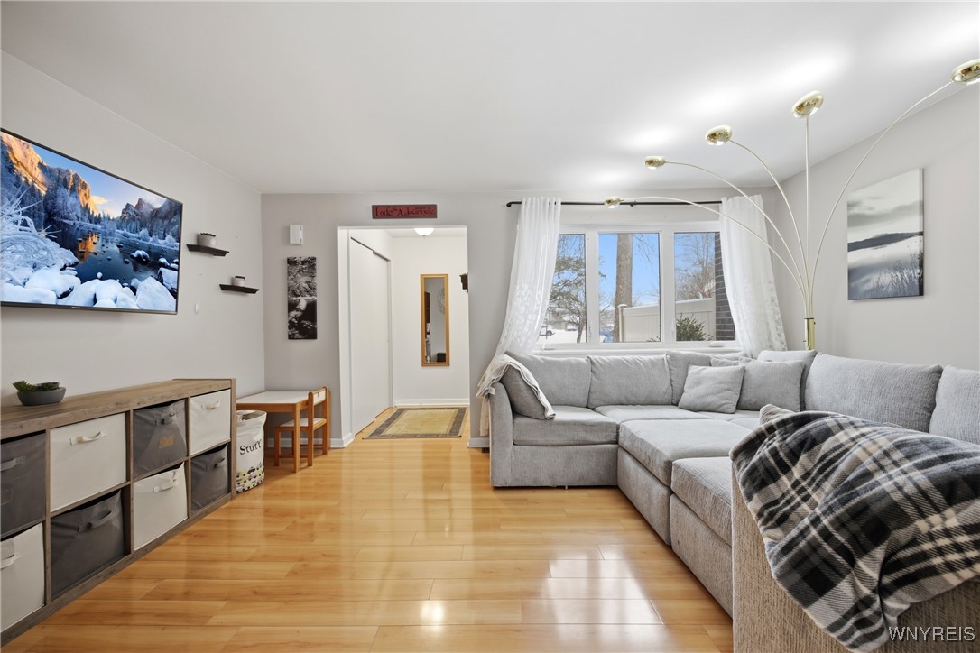 1406 Netherton Court Amherst, NY 14051 - Photo 2 of 18 Living Room