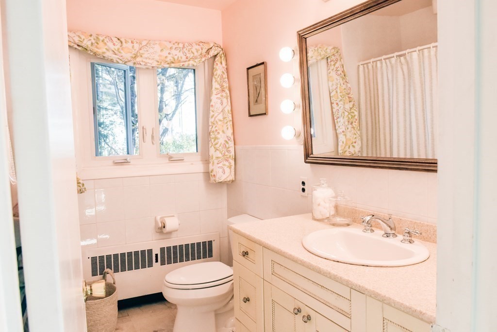 19 Bennett Street Manchester, MA 01944 - Photo 12 of 25 Gallery Image 12