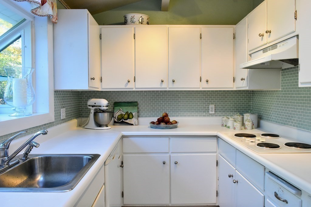 19 Bennett Street Manchester, MA 01944 - Photo 8 of 25 Gallery Image 8