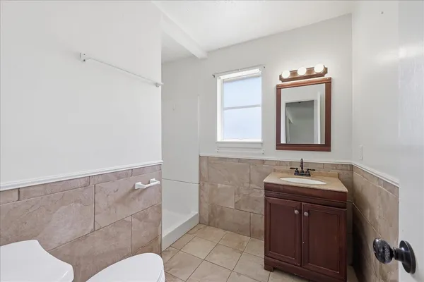 $1,750 | 118 8th Avenue, Nederland, TX 77627