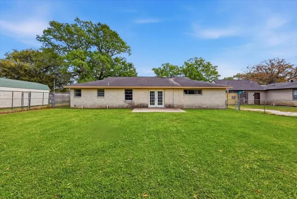 $1,750 | 118 8th Avenue, Nederland, TX 77627