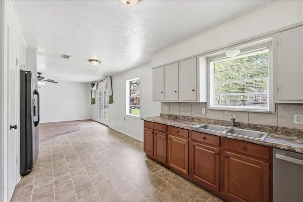 $1,750 | 118 8th Avenue, Nederland, TX 77627