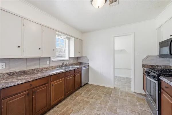 $1,750 | 118 8th Avenue, Nederland, TX 77627