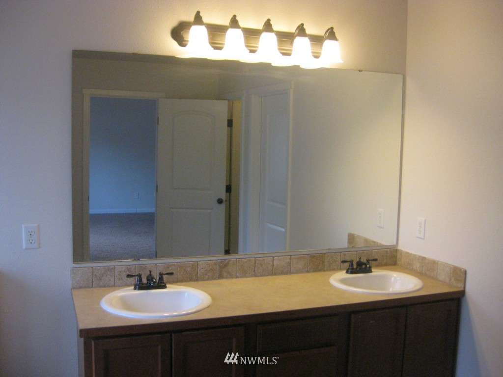 5008 Northeast 5th Place Renton, WA 98059 - Photo 11 of 24 Gallery Image 11