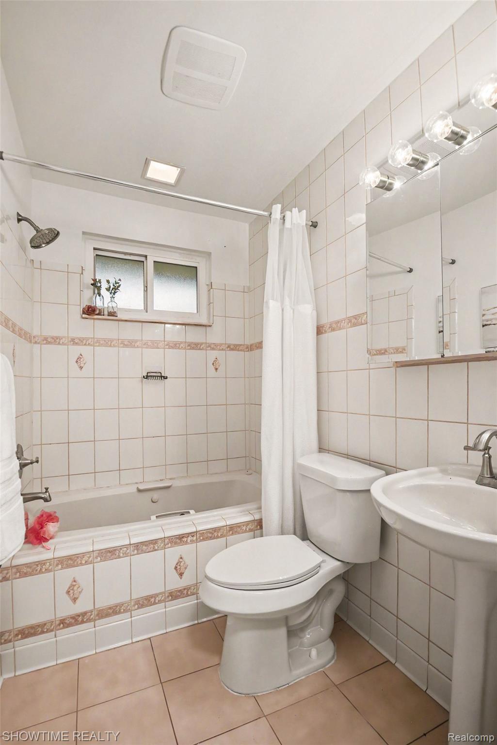 3699 Mark Road Waterford, MI 48328 - Photo 17 of 26 Full Bathroom