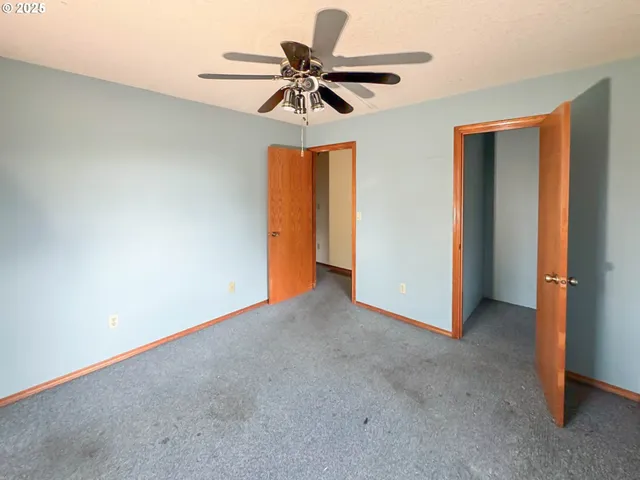a view of room with ceiling fan
