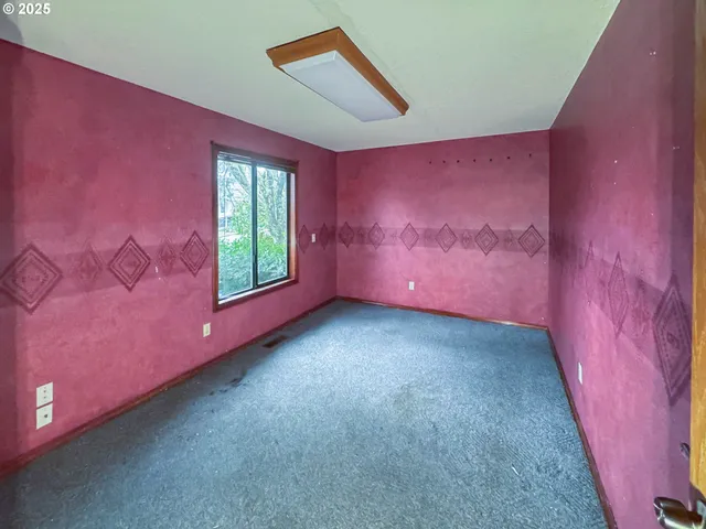 a view of empty room with window