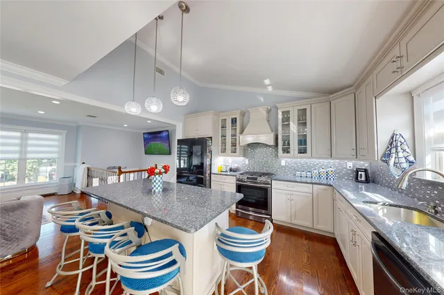 $899,000 | 125 Spruce Street, Lindenhurst, NY 11757