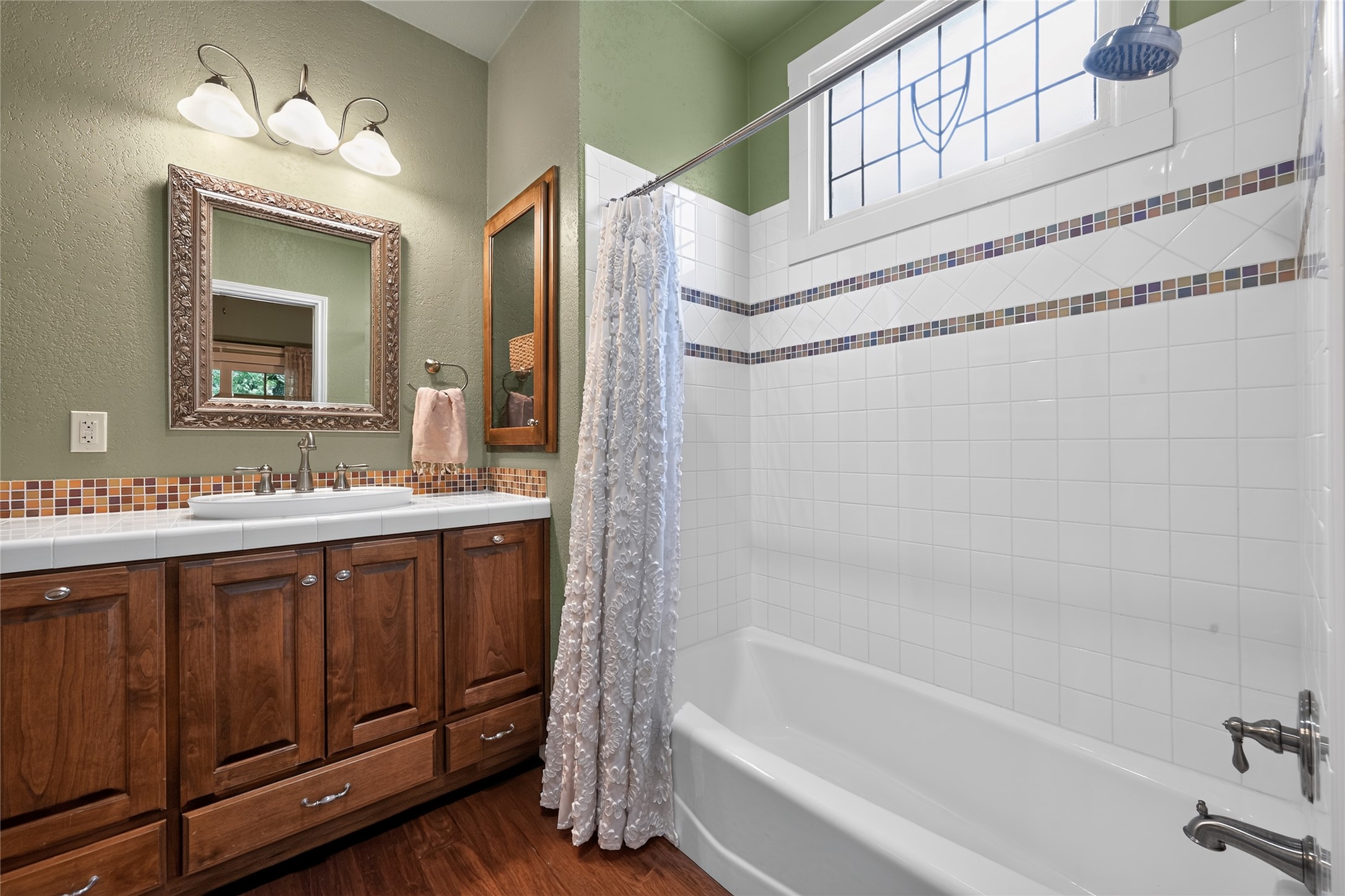 700 Willow Creek Road Salado, TX 76571 - Photo 27 of 39 Full bath with tub/shower combo, updated hardware, mirror and lighting.