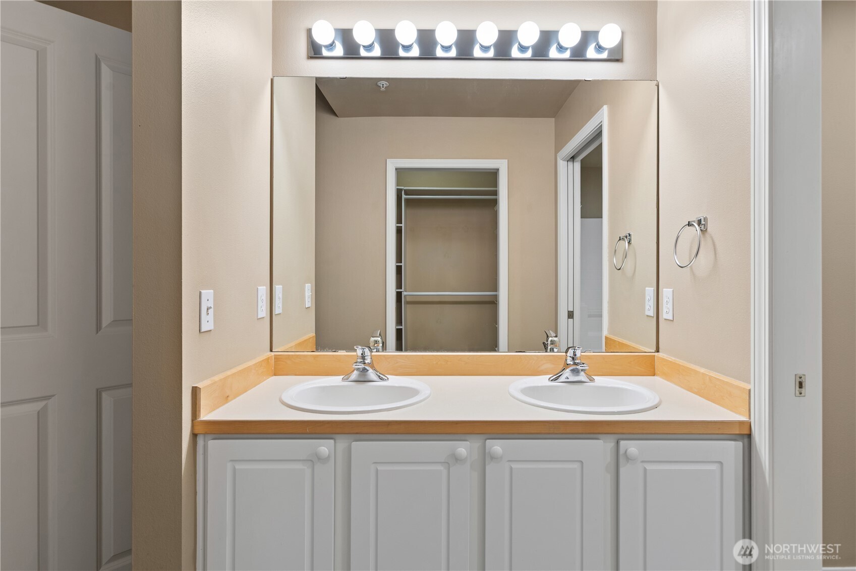 5230 238th Lane Southeast Issaquah, WA 98029 - Photo 11 of 17 Gallery Image 11