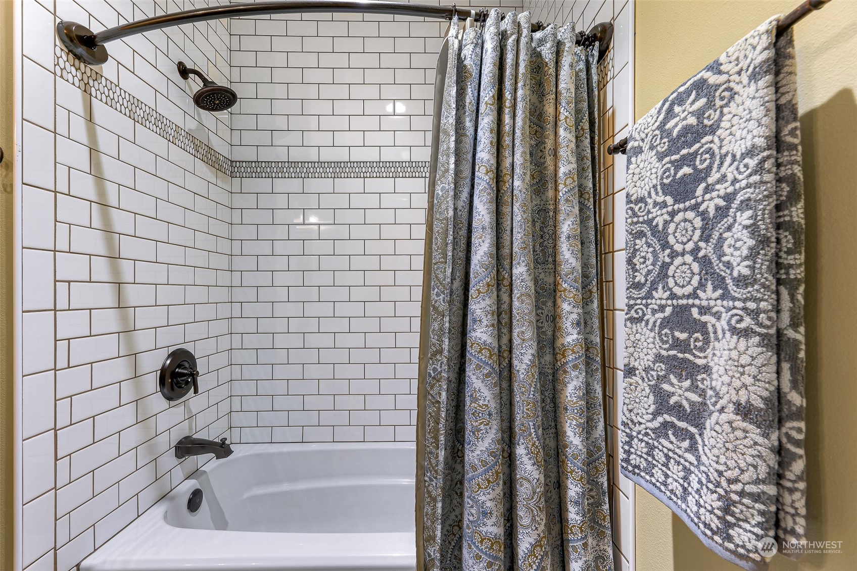 3678 Osgood Road Everson, WA 98247 - Photo 23 of 40 a bathroom with a shower and a bathtub