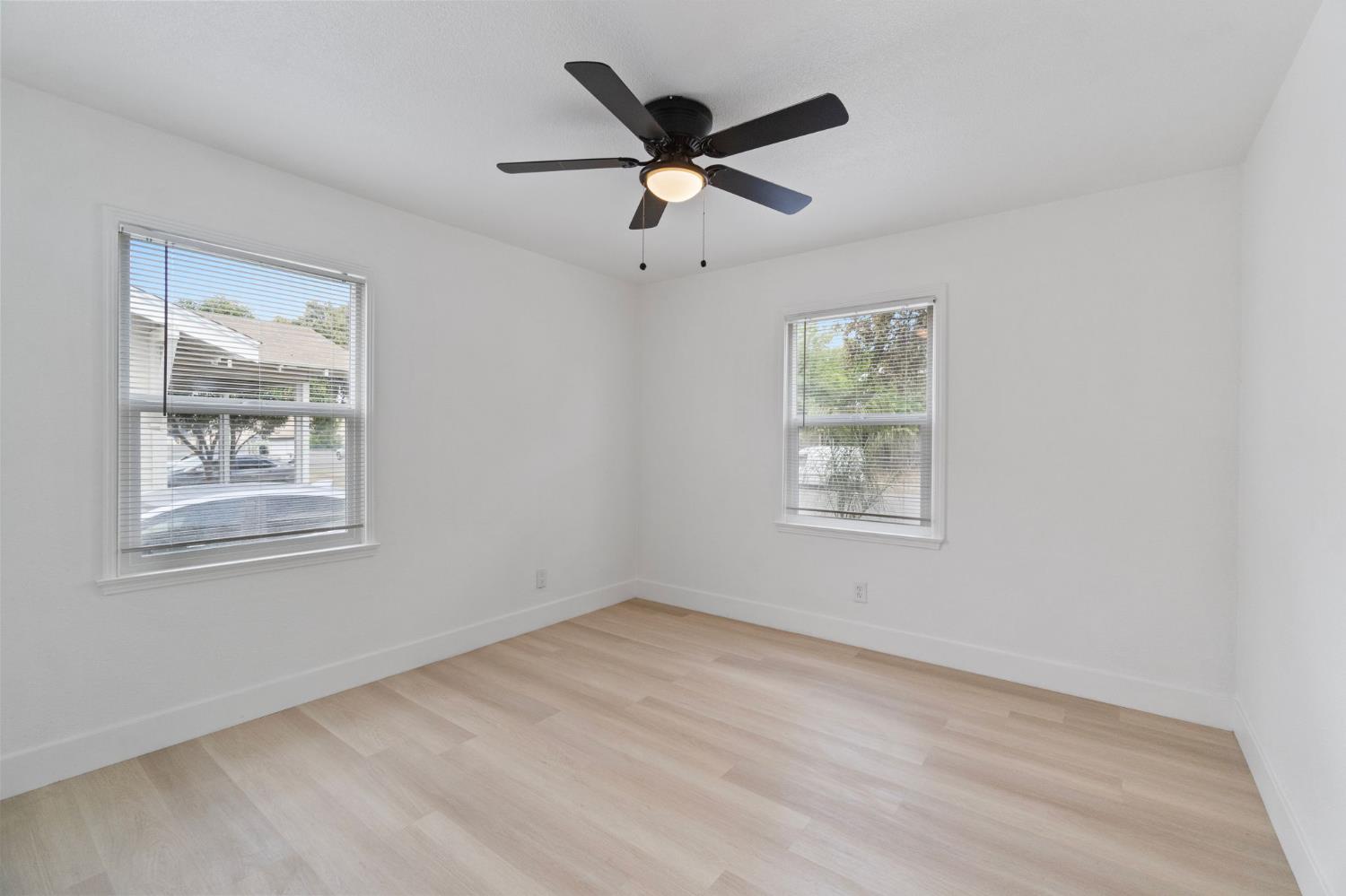 1559 North Carruth Avenue Fresno, CA 93728 - Photo 15 of 24 a view of an empty room with a window
