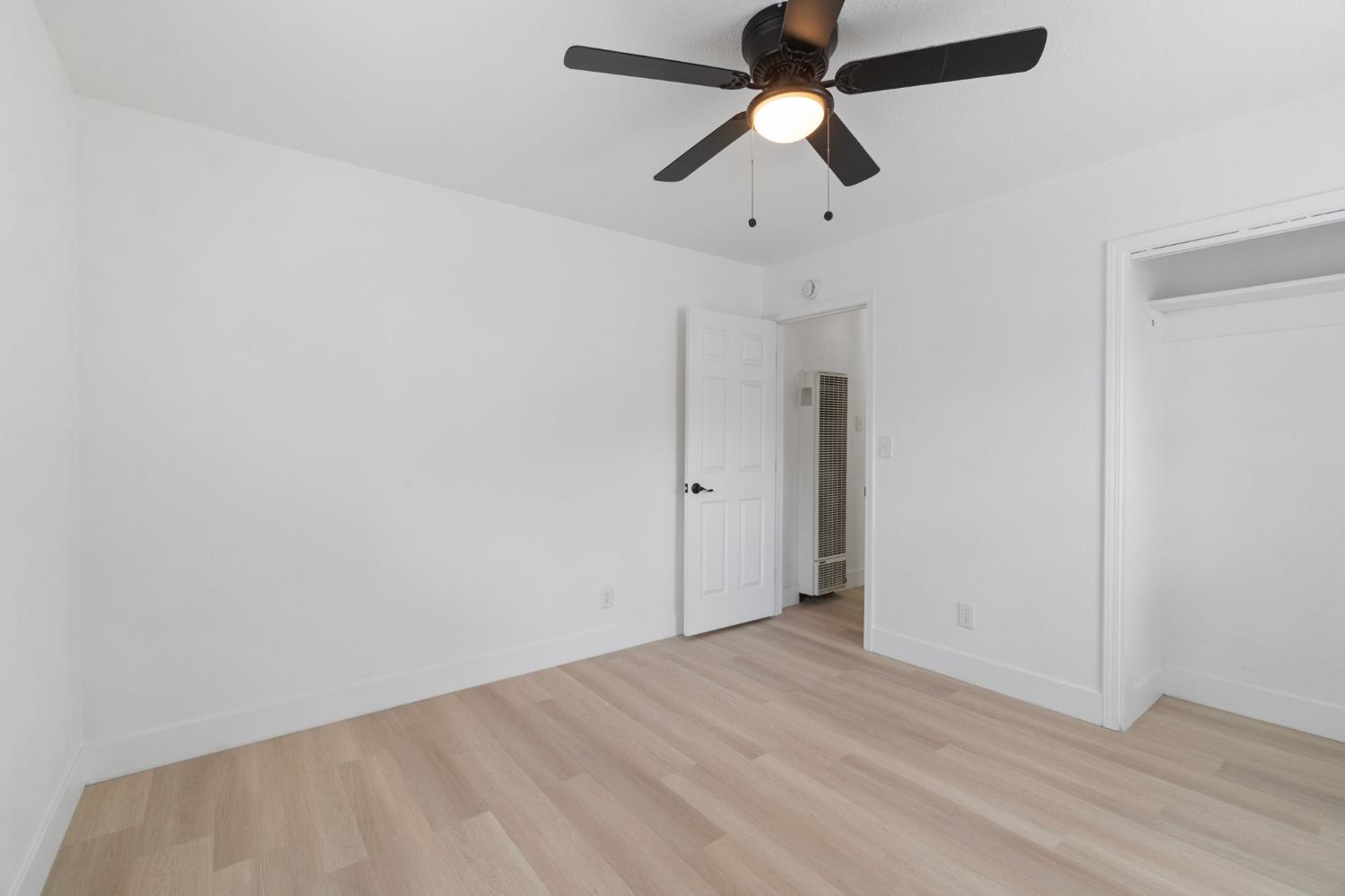 1559 North Carruth Avenue Fresno, CA 93728 - Photo 16 of 24 an empty room with ceiling fan and window
