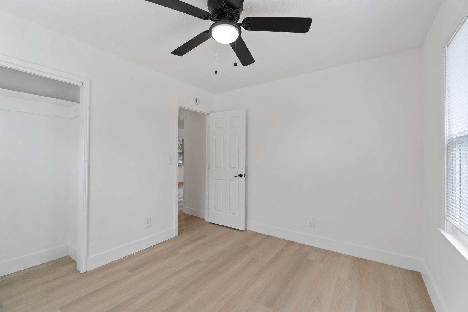 1559 North Carruth Avenue Fresno, CA 93728 - Photo 20 of 24 a view of an empty room and window