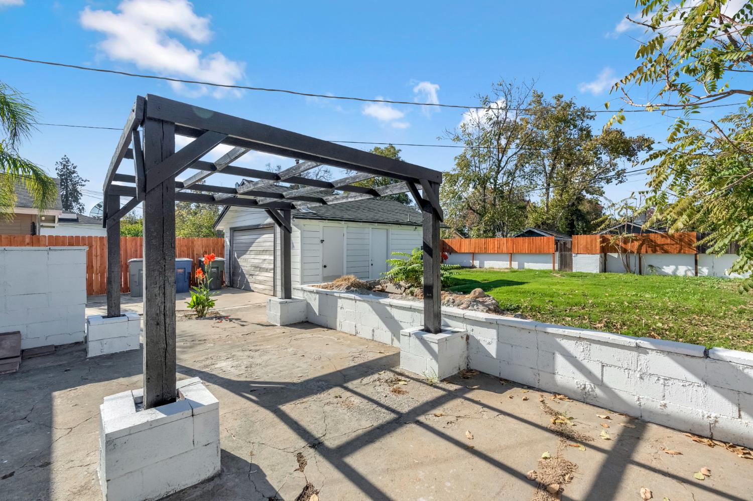 1559 North Carruth Avenue Fresno, CA 93728 - Photo 22 of 24 a view of a patio with table and chairs potted plants with wooden fence