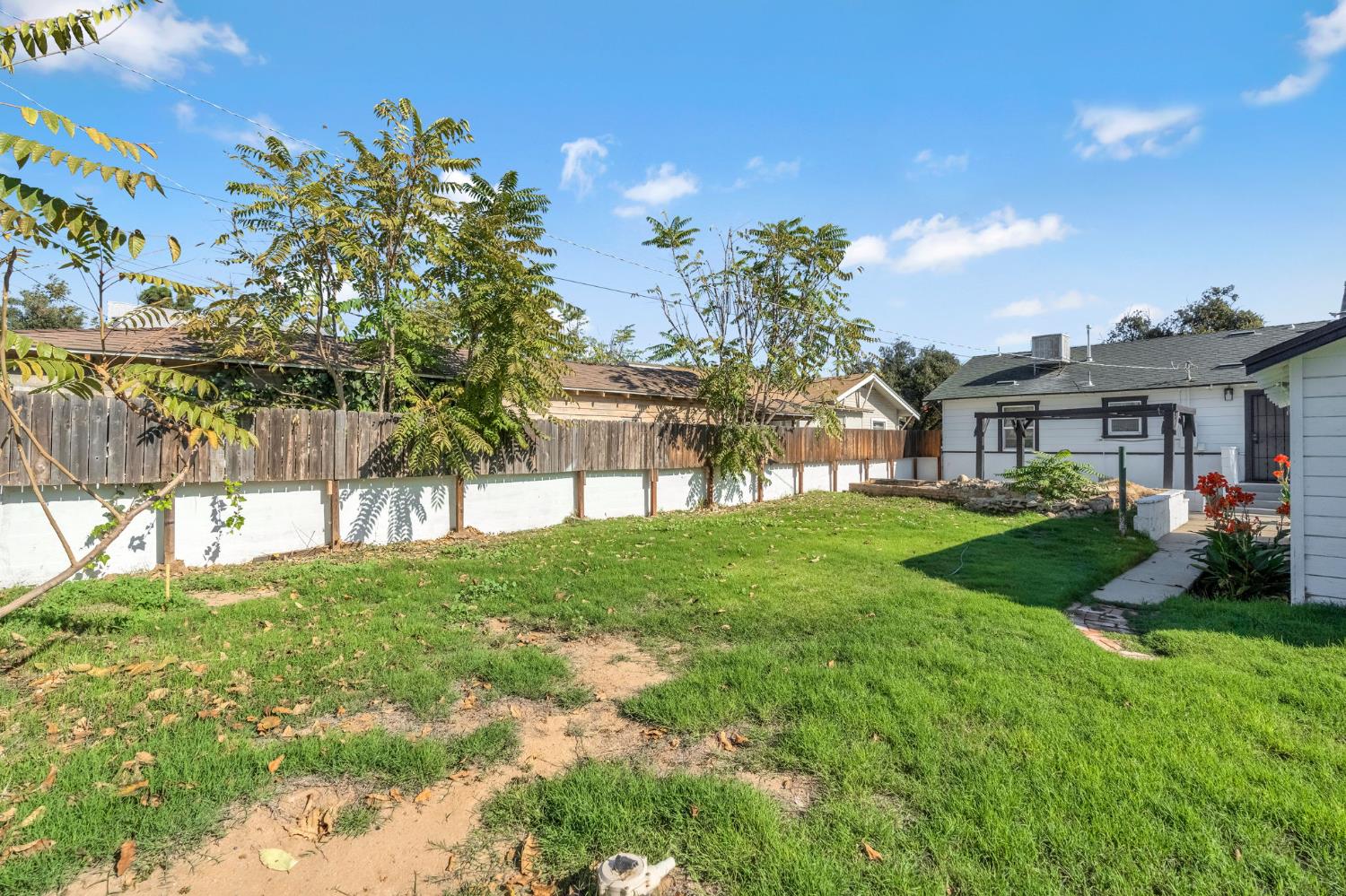 1559 North Carruth Avenue Fresno, CA 93728 - Photo 24 of 24 a view of a front of a house with a yard