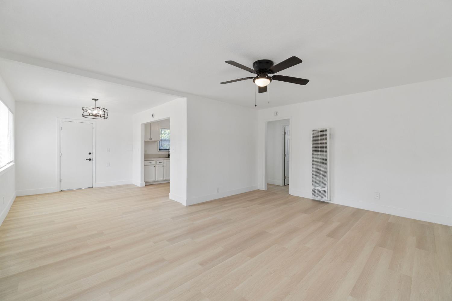 1559 North Carruth Avenue Fresno, CA 93728 - Photo 7 of 24 a view of empty room with ceiling fan
